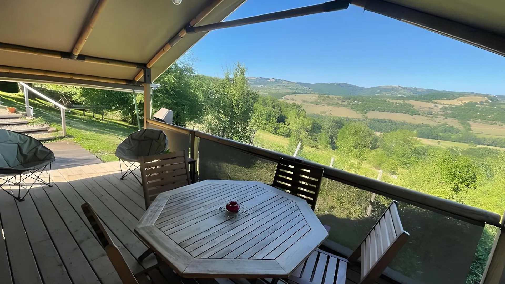 Kemp Tente Lodge Avec Vue Sur L'Aubrac Bessuejouls Francie